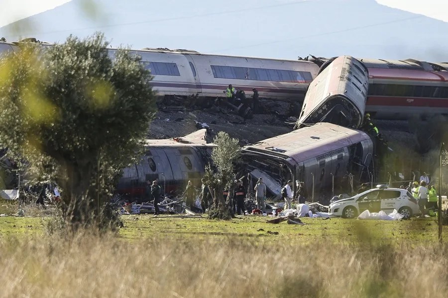Dos trenes de alta velocidad, uno de Renfe y otro de Iryo, han colisionado a primera hora