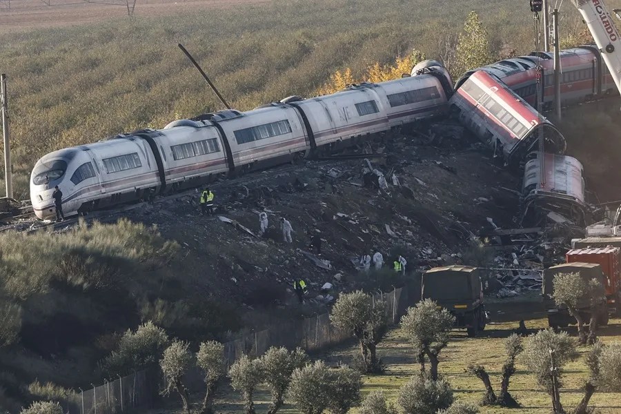 Camiones del ejército y grúas pesadas trabajan en los convoyes de los trenes de Renfe e Iryo