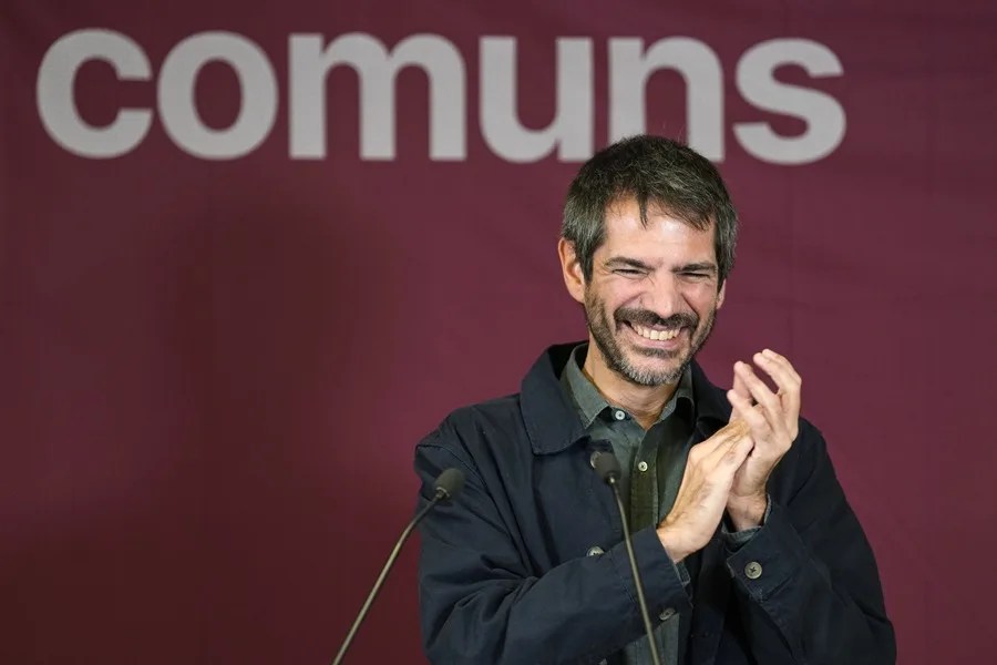 El ministro de Cultura, Ernest Urtasun, participa en un encuentro con representantes de su espacio político en el Baix Llobregat.