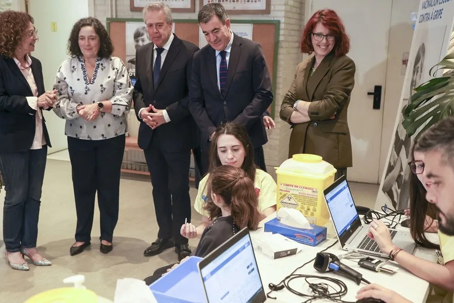 El conselleiro de Sanidade, Antonio Gómez Caamaño (3.d) y el de Educación, Román Rodríguez (2-d), supervisaron esta mañana en el Centro de Educación Infantil e Primaria das Fontiñas de Santiago de Compostela, el inicio de la campaña de vacunación de la gripe.