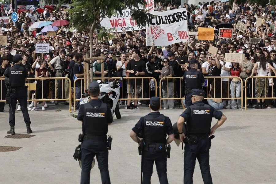 Colectivos por el derecho a la vivienda, como el Sindicat de Llogateres, se manifiestan