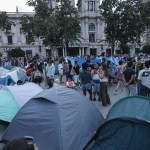 Imagen de la plaza del Ayuntamiento de Valencia donde este sábado se han montado varias tiendas de campaña en protesta por el problema con la vivienda. E