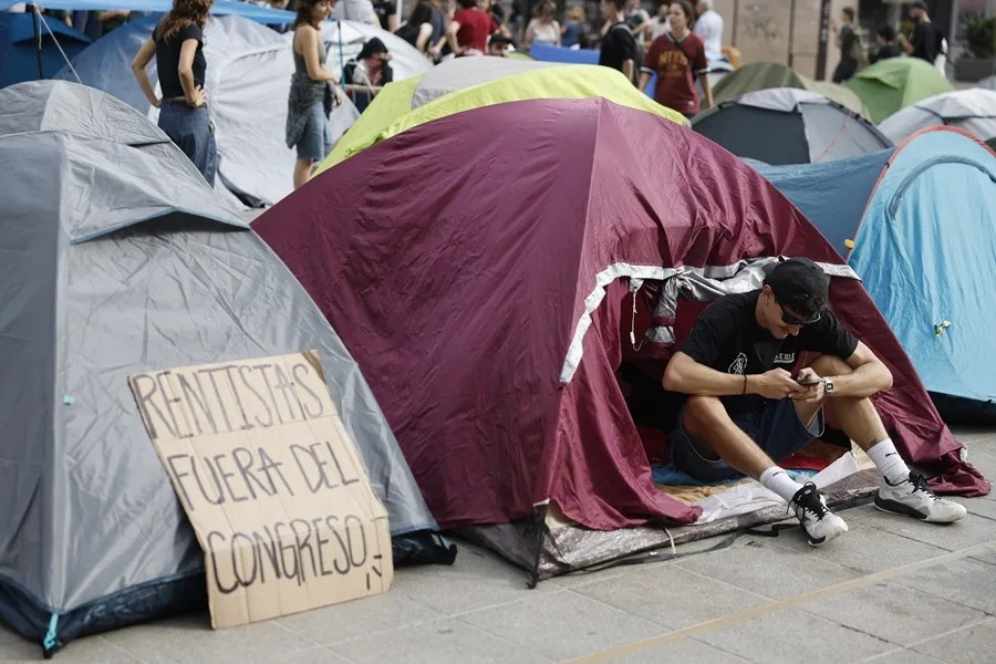 Vista de la acampada espontánea que comenzó ayer sábado por la tarde en València