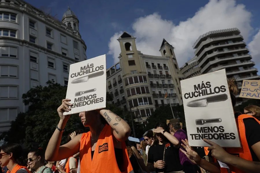Colectivos por el derecho a la vivienda, como el Sindicat de Llogateres, se manifiestan en protesta por los especuladores y rentistas