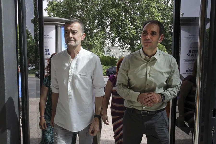 El coordinador general de IU, Antonio Maillo (i), y el coordinador de Izquierda Unida de Andalucía, Toni Valero
