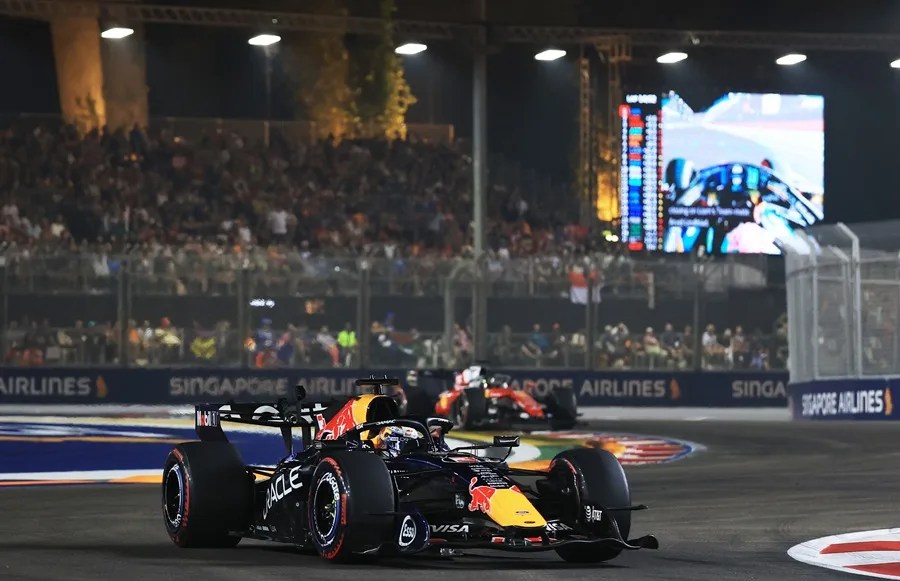 El piloto neerlandés de Red Bull Racing, Max Verstappen, en el circuito urbano de Marina Bay en Singapur.