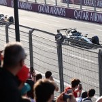 El británico George Russell (derecha) lidera al piloto de Red Bull Racing, el neerlandés Max Verstappen