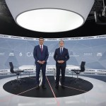 Pedro Sánchez (i) y Alberto Núñez Feijoo, antes de iniciar un debate electoral.