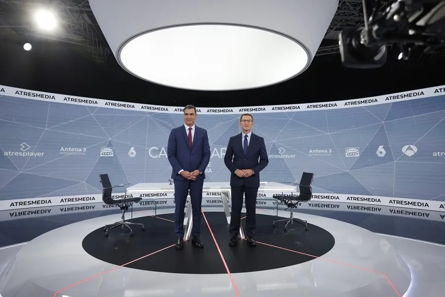 Pedro Sánchez (i) y Alberto Núñez Feijoo, antes de iniciar un debate electoral.