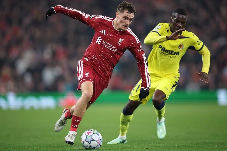 Florian Wirtz, del Liverpool (izq.), en acción durante el partido de la fase de liga de la Liga de Campeones de la UEFA entre el Liverpool FC y el Villarreal CF, en Liverpool