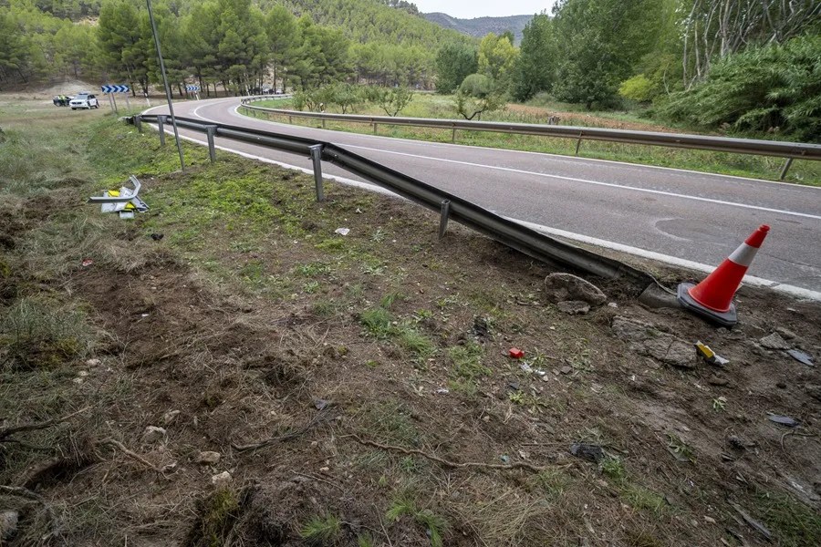 Vista del lugar de accidente donde dos personas han fallecido pasada la medianoche en la carretera N-330 a la altura del término municipal de Villel,