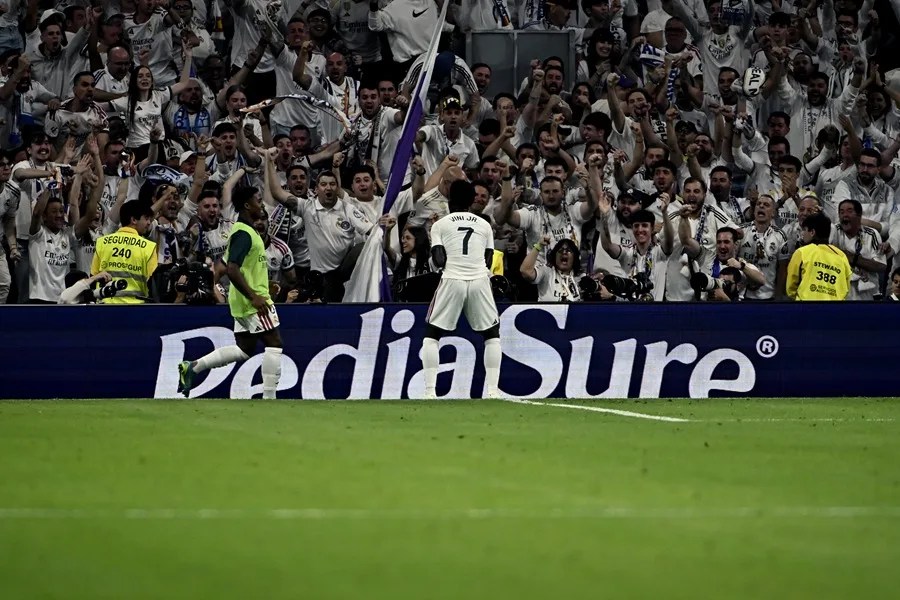 El delantero del Real Madrid Vinicius Jr. (c