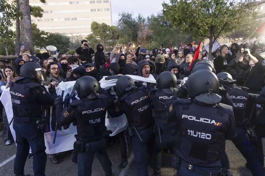 Agentes de la Policía Nacional ayer en el campus de San Francisco de la Universidad de Zaragoza.