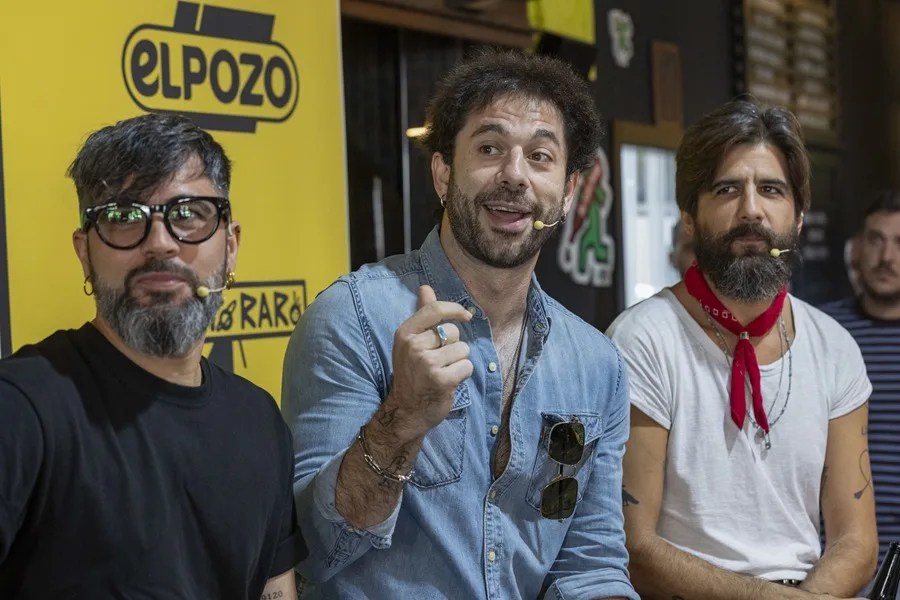 Jess Fabric, Rafa Val y Alberto Cantúa (i a d), integrantes de la banda murciana de indie pop rock Viva Suecia, durante la presentación del concierto que van a ofrecer en Murcia el próximo 17 de octubre.