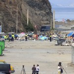 Los empleados de la empresa MAKEREL recogen, este domingo, los restos de las chozas que utilizaron los migrantes como asentamiento en la antigua fábrica de Guano de Ceuta.