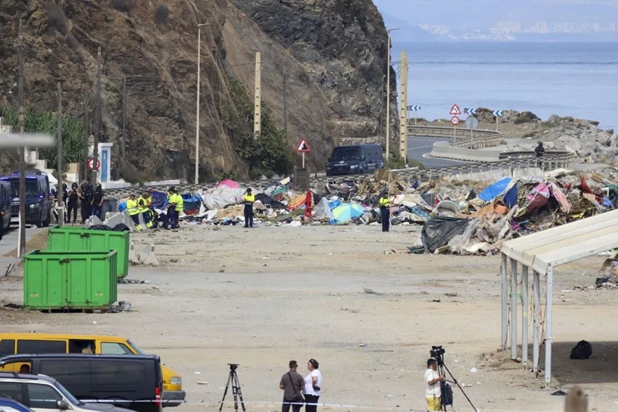 Los empleados de la empresa MAKEREL recogen, este domingo, los restos de las chozas que utilizaron los migrantes como asentamiento en la antigua fábrica de Guano de Ceuta.