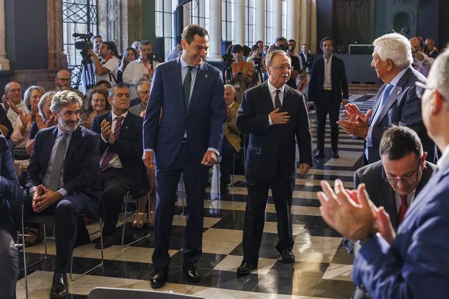 El presidente andaluz, Juanma Moreno (c-i), y el presidente de Ceuta, Juan Jesús Vivas (c-d