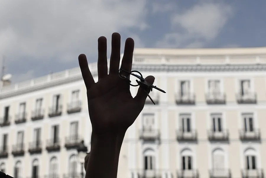 Varias personas zarandean manojos de llaves en la Puerta del Sol.