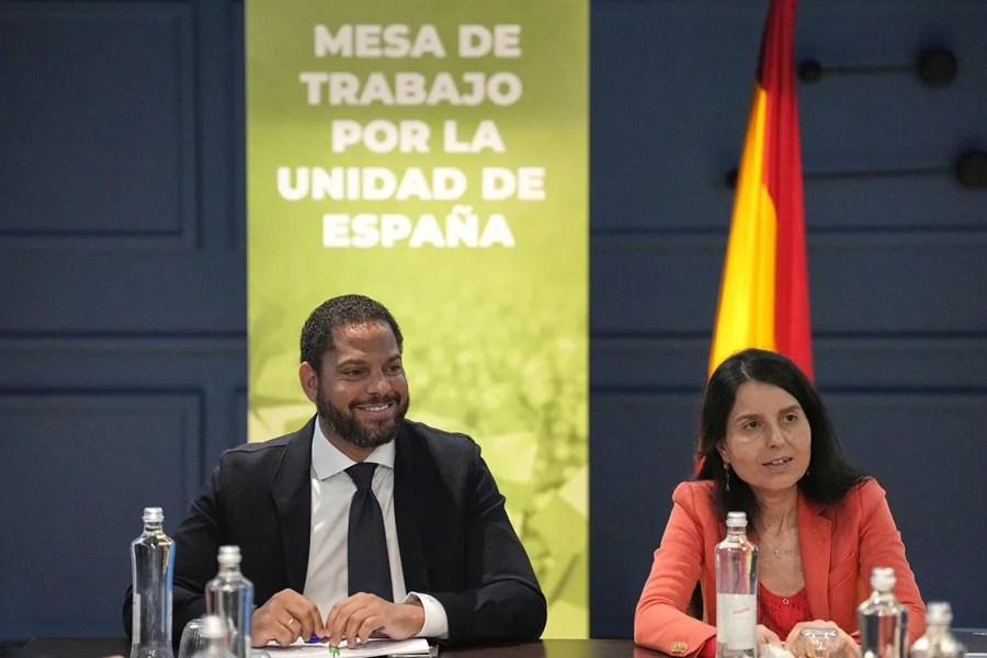 El secretario general de Vox, Ignacio Garriga, acompañado de la secretaria adjunta del partido Montserrat Lluis.