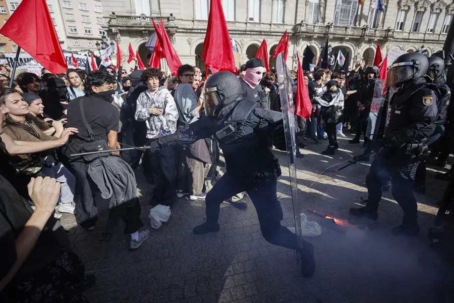 Cargas policiales contra los asistentes a una concentración denominada antifascista con más de un millar de personas en la Plaza de María Pita de A Coruña, el pasado miércoles.