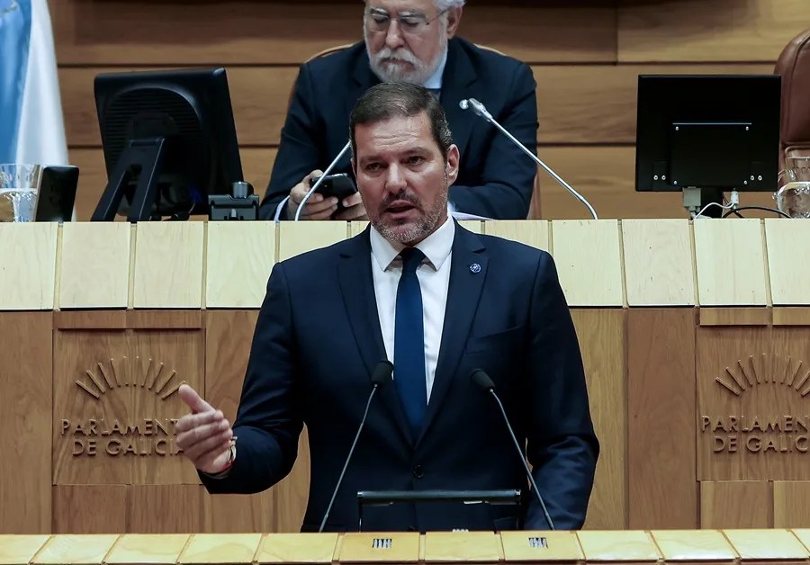 El conselleiro de Cultura, José López Campos en el pleno del Parlamento Gallego para presentar la actualización del plan de normalización lingüística.
