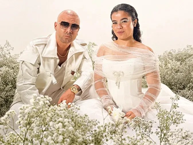 San Juan, 12 oct (EFE).- YELE, hija del reconocido reguetonero puertorriqueño Wisin, estrenará el día 16 de octubre su primer EP, 'Plenitud', una producción de siete canciones inspirada en el significado bíblico del número 7, asociado con la perfección y la obra perfecta de Dios. A través de este proyecto, la artista comparte experiencias personales, testimonios de fe y mensajes de esperanza que reflejan su crecimiento espiritual y su deseo de conectar con la nueva generación mediante la música, según explica un comunicado enviado por los representantes de YELE este lunes. Lanzado bajo La Base De Fe, la división de música cristiana de La Base Music Group -sello discográfico fundado por Wisin-, el EP tiene como tema principal 'A Donde Iré', en el que participa el reconocido artista urbano. La canción representa un momento significativo en la trayectoria de Yelena Luna Morera Ortiz, YELE, al unirlos musicalmente en una propuesta centrada en la fe, especifica la nota. El tema llega acompañado de un video musical que estará disponible en el canal de YouTube de YELE. 'Plenitud' también reúne canciones que han marcado distintas etapas de su camino artístico. Su sencillo debut, 'Bueno', fusiona el latin pop y el latin worship en una propuesta contemporánea que expresa gratitud y reconoce a Dios como la fuente de todo lo bueno en su vida. El tema de la joven cantante de 19 años alcanzó el Top 11 de la lista Latin Pop Airplay de Billboard. El EP también incluye el tema '28/7', junto al cantante cristiano dominicano Marcos Yaroide, una canción inspirada en el Salmo 28 que aborda las luchas internas, la vulnerabilidad y la importancia de regresar a Dios en cada proceso. La producción la completan los temas 'Voy con Jesús', junto al también cantante cristiano puertorriqueño Alex Zurdo, 'Tu Gracia', 'Tu Amor' y 'Ruido'. La iniciativa del álbum nace con el propósito de desarrollar música cristiana de alta calidad dirigida a una generación joven.