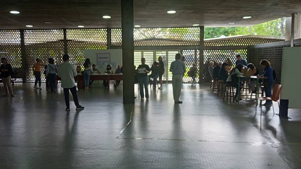 Comisión Electoral publica y luego borra los resultados parciales de la
