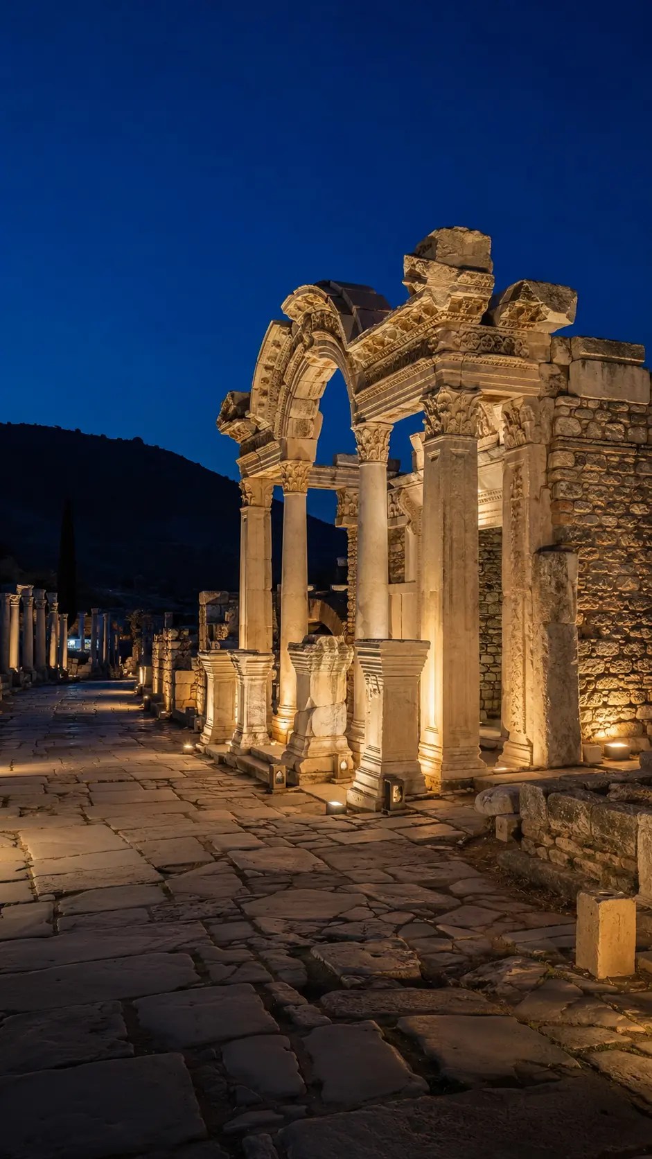 Gece müzeciliğinde Efes antik yolu