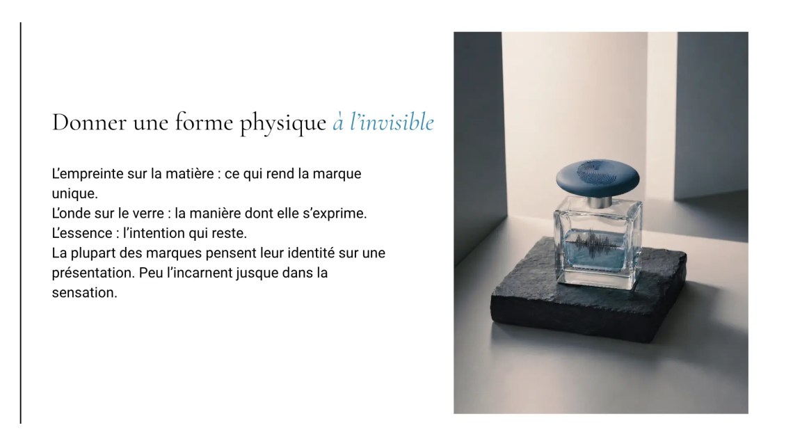 Flacon de parfum avec une empreinte digitale gravée sur le bouchon et une onde sonore sur le verre, illustrant l’incarnation sensible d’une marque.