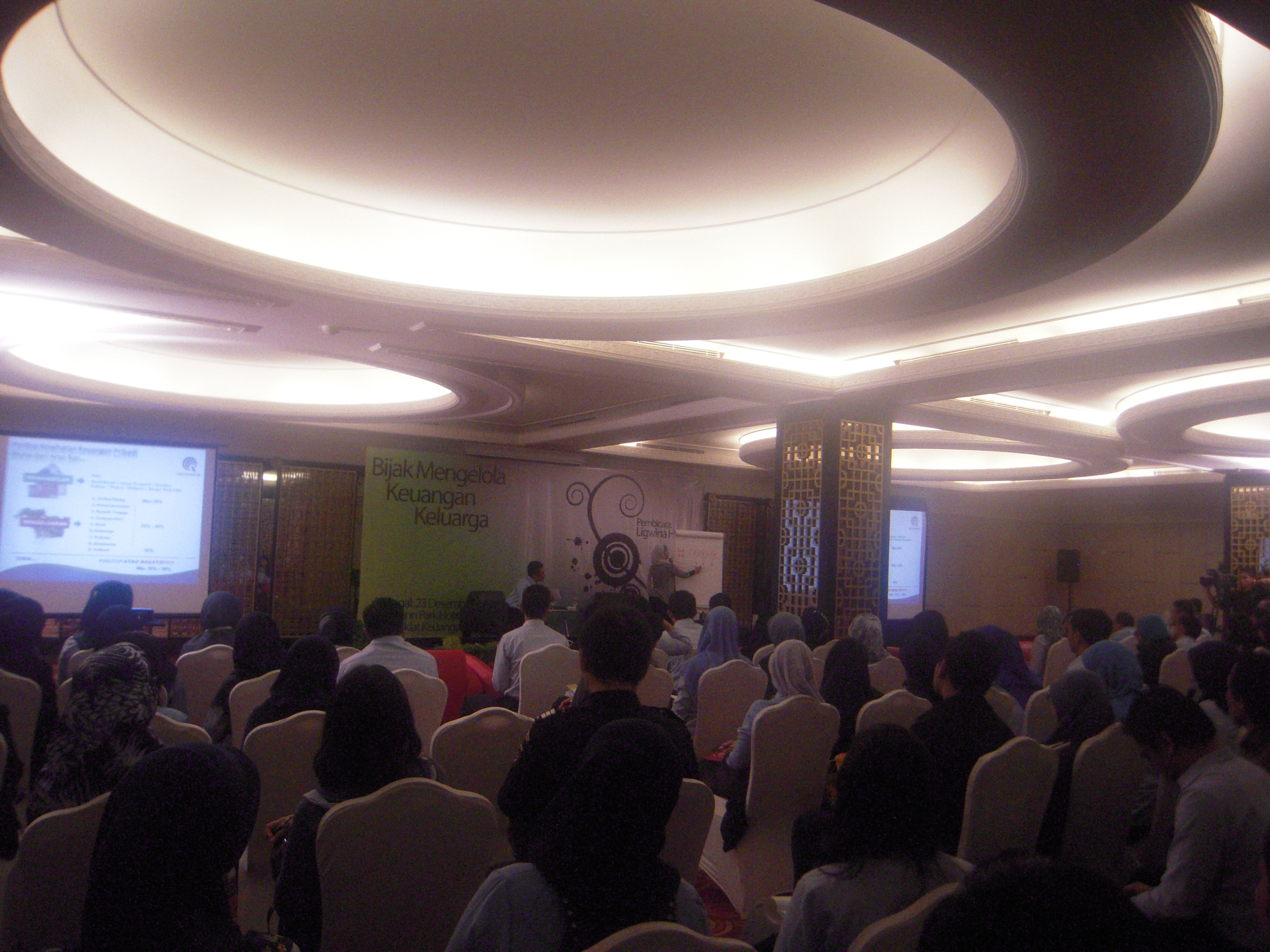 Mungkin beberapa dari anda masih bingung membedakan antara narasumber dan keynote speaker, atau bahkan ada yang belum tau. Keynote Speech Efi Dyah Indrawati