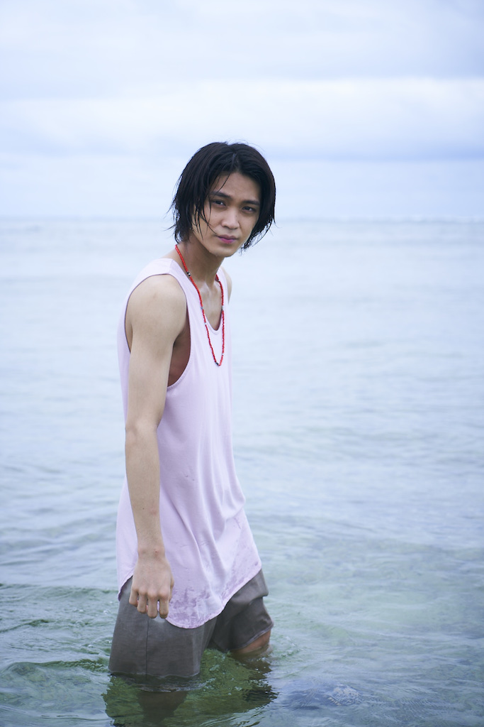 磯村勇斗のファースト写真集、発売後1週間を待たず重版が決定