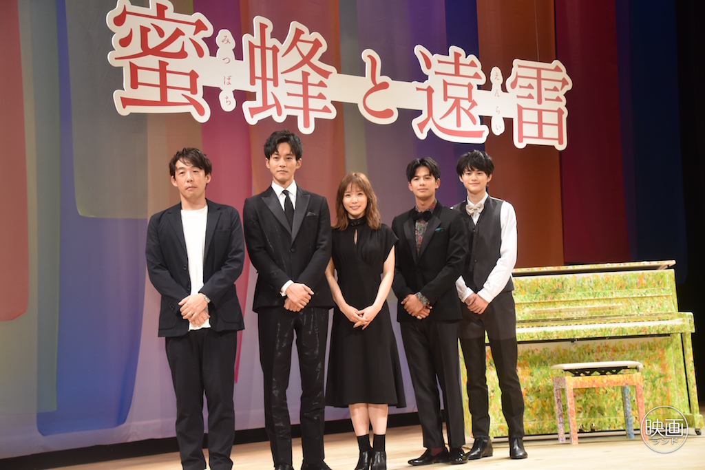 蜜蜂と遠雷』松坂桃李、ピアノ練習中は「バンビみたい」松岡茉優が暴露