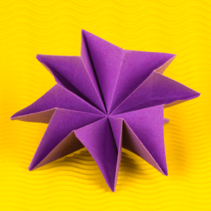 Zieht die mittleren blütenblätter zur mitte der blume und klebt die spitze fest. Wunderschone 3d Origami Blume Falten Anleitung Von Einfach Basteln