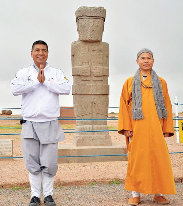 FERNANDO HUANACUNI (IZQ) DURANTE UNA VISITA A TIWANACU (LA PAZ). CUENTA DE FERNANDO HUANACUNI