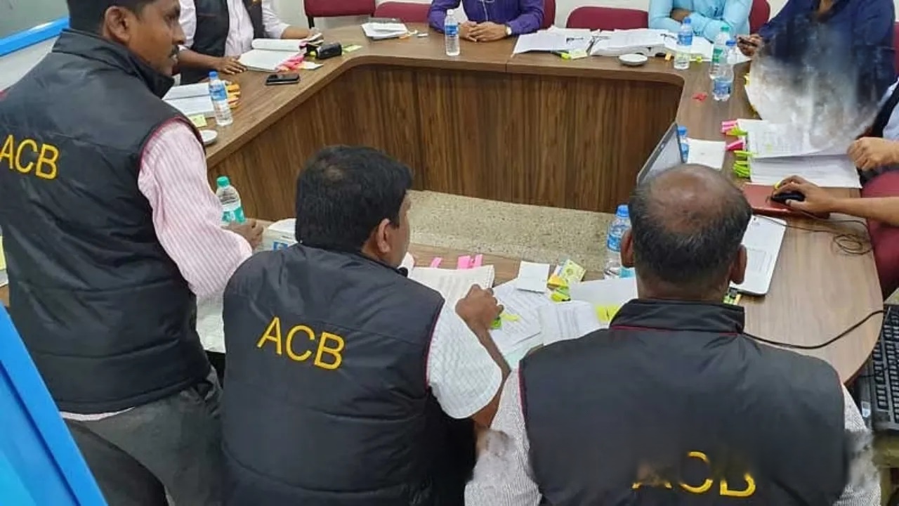 Liquor Scam Accused: Liquor scam breaking...! Absconding businessman accused Vijay Bhatia arrested from Delhi for a long time... ACB bringing him to Raipur