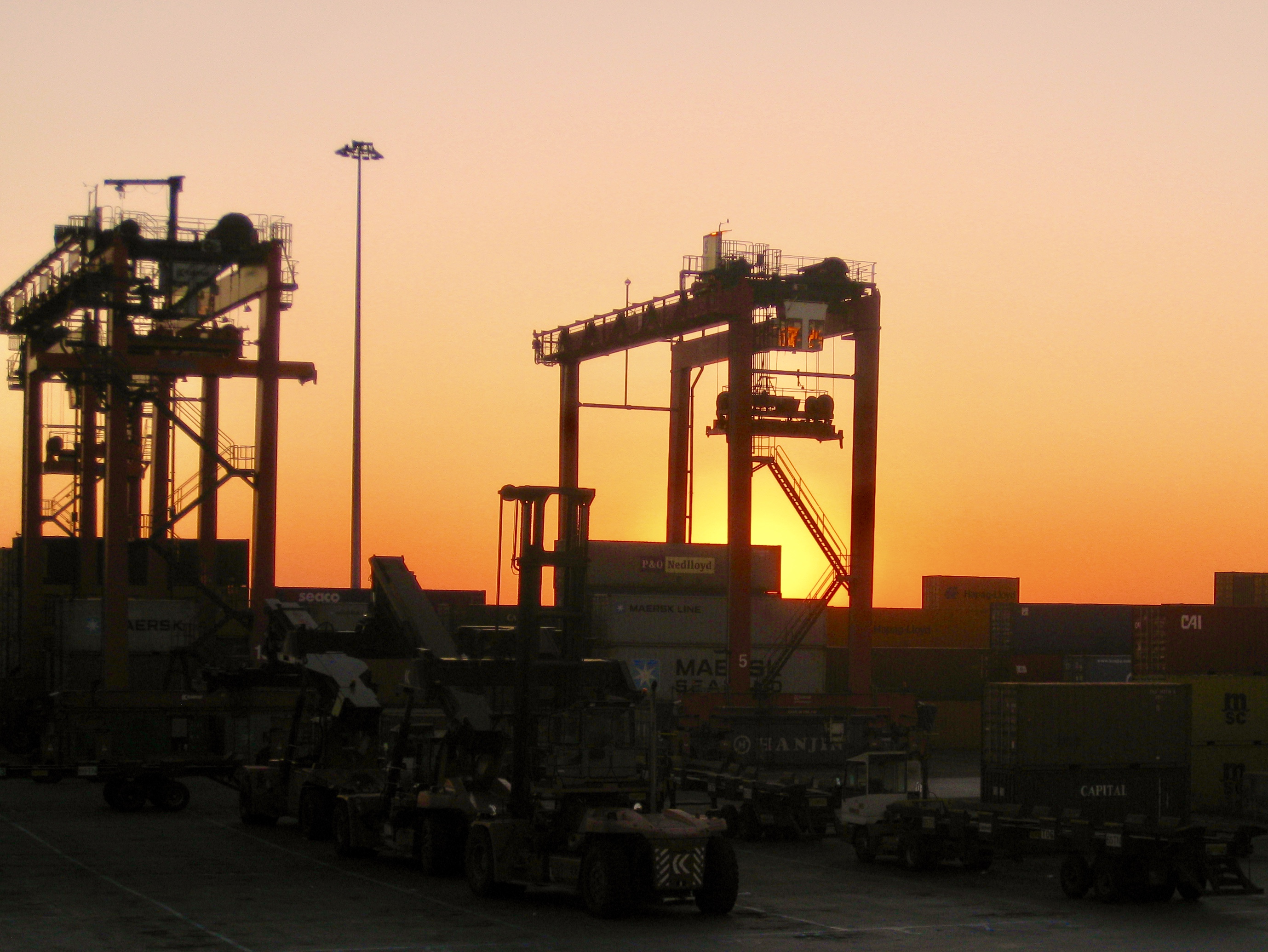 Aterdecer en los muelles de Livorno.