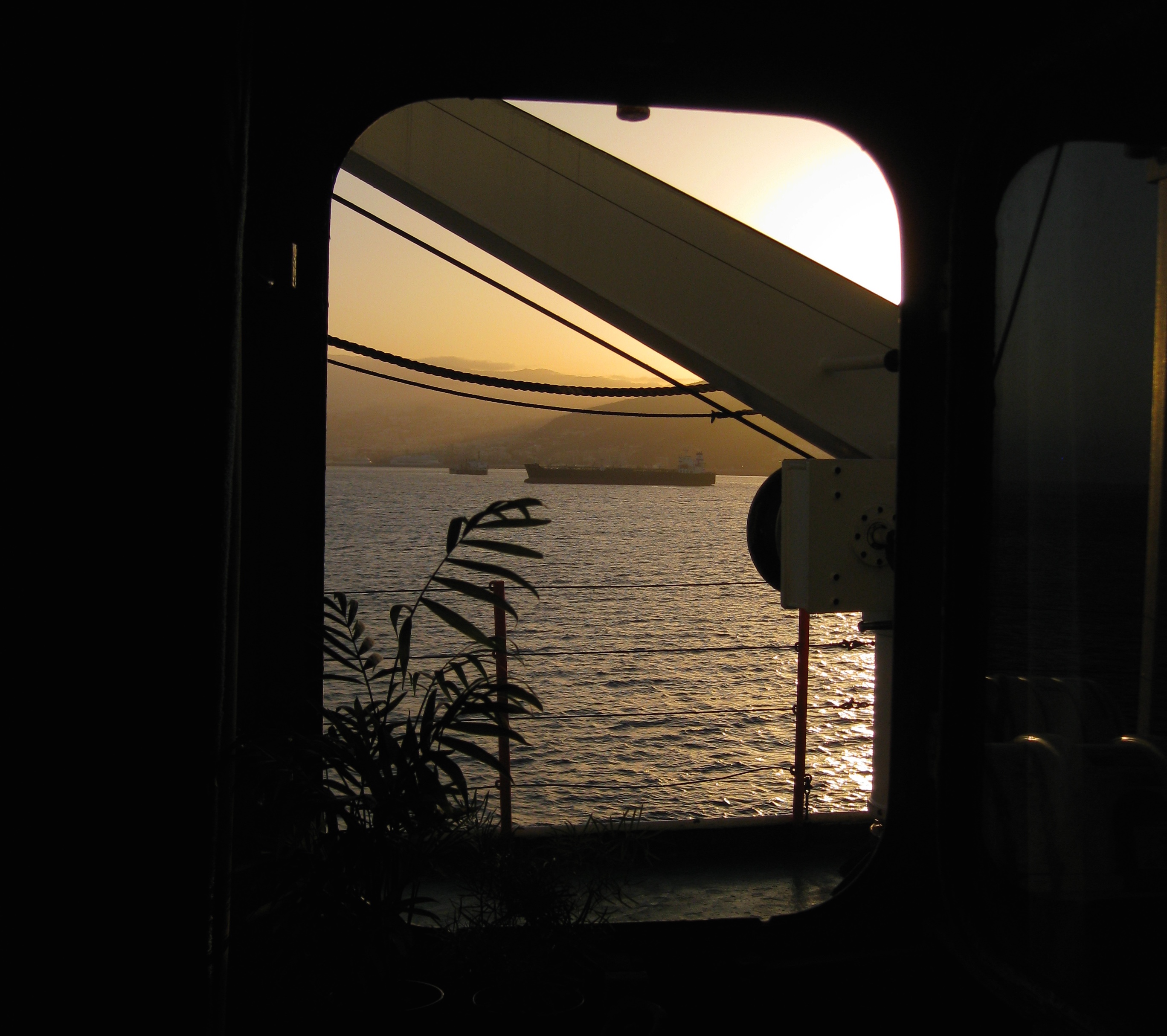 Buques anclados en la rada de Santa Cruz de Tenerife al atardecer, a través del portillo de mi camarote.