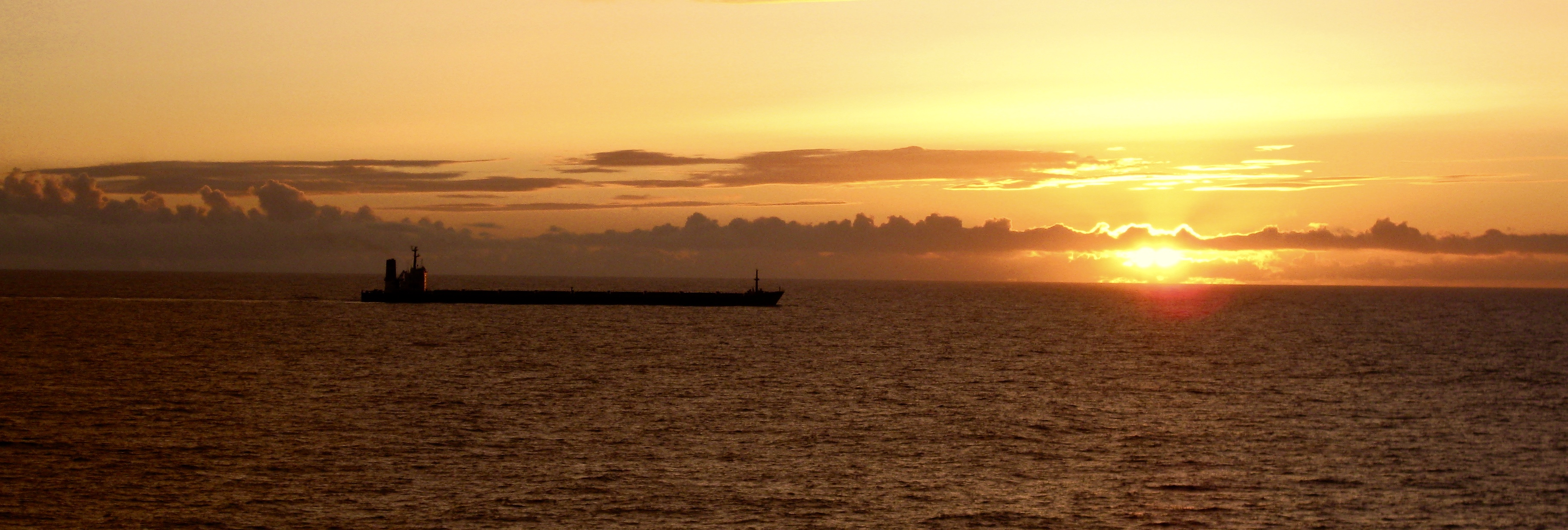 Nuestra derrota se cruza con la de un mercante de la Naviera Elcano en el momento del ocaso, en los 30º de latitud Norte.
