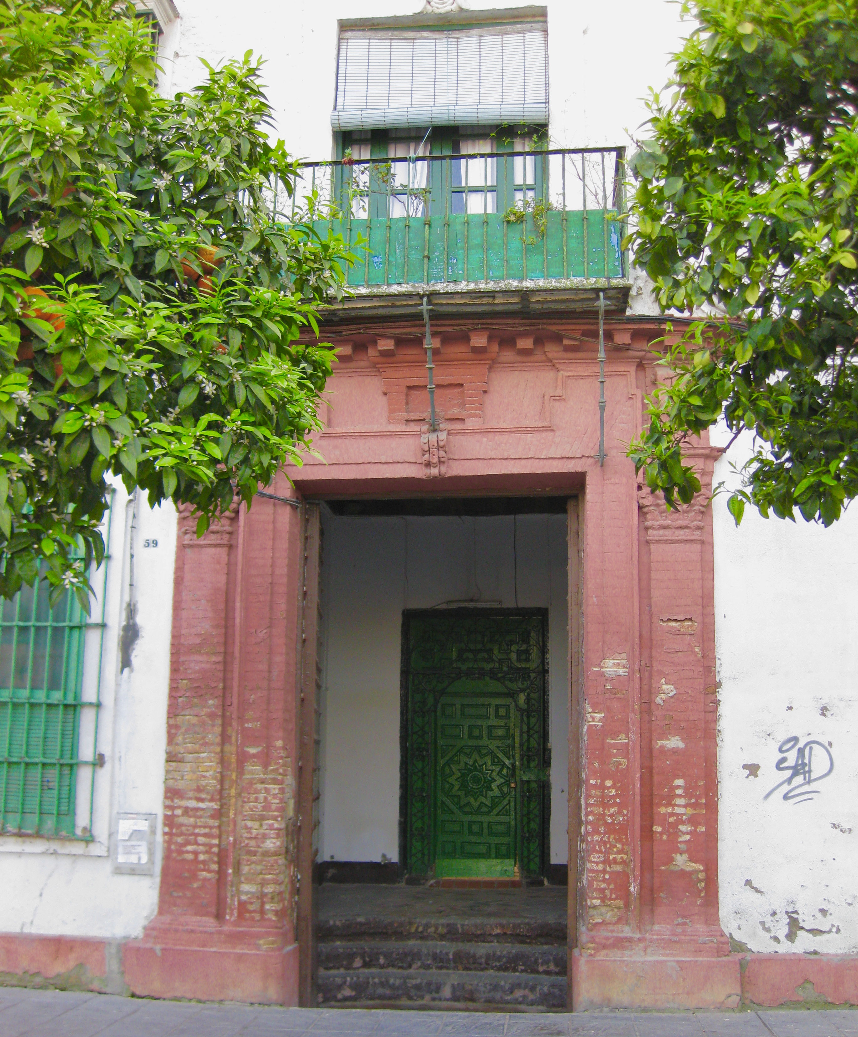 Portal en la calle Betis.