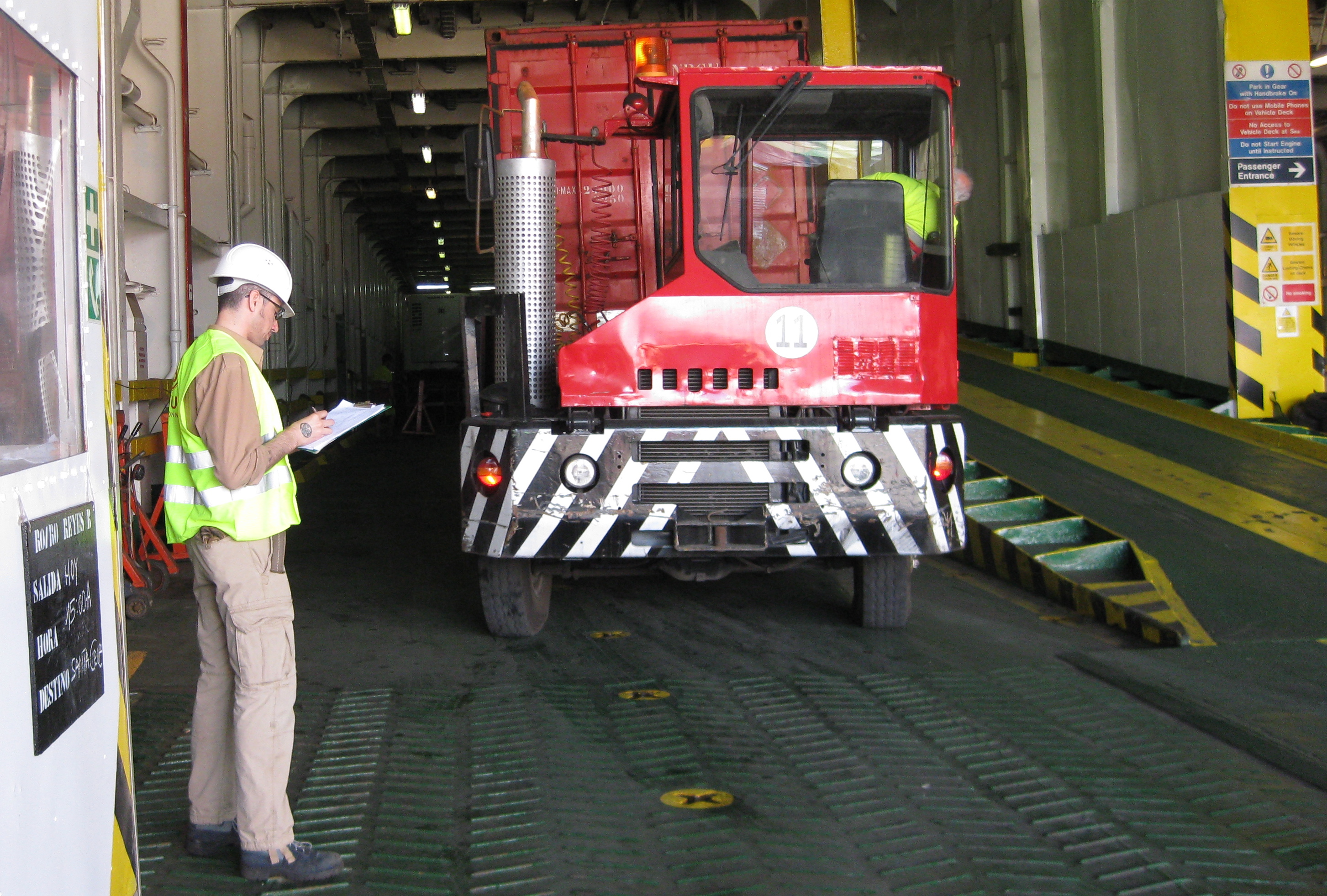 Controlando la carga en la bodega principal.