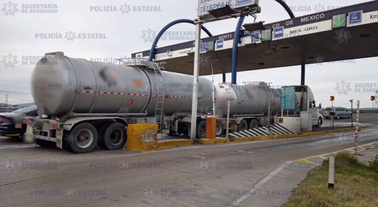 elementos de la @EstatalEdomex, recuperaron un tractocamión acoplado a dos tanques tipo pipa que transportaban 60 mil litros de hidrocarburo.