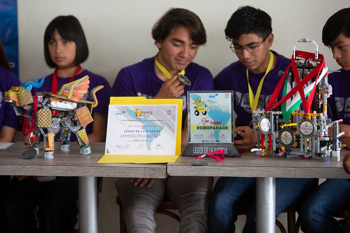 Estudiantes atlacomulquenses buscan apoyo para el Campeonato Mundial de Robótica