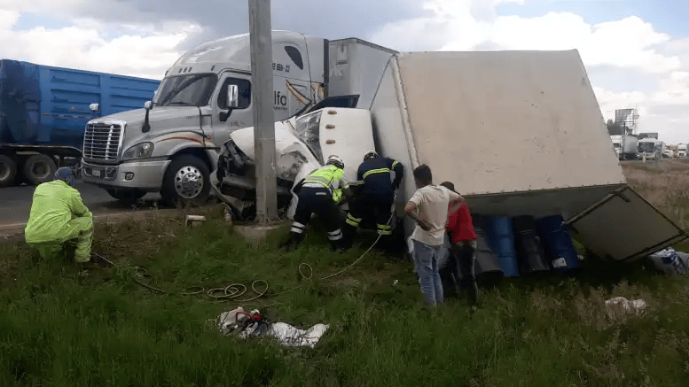 Conductor se salva tras volcarse en la México - Querétaro a la altura de Polotitlán