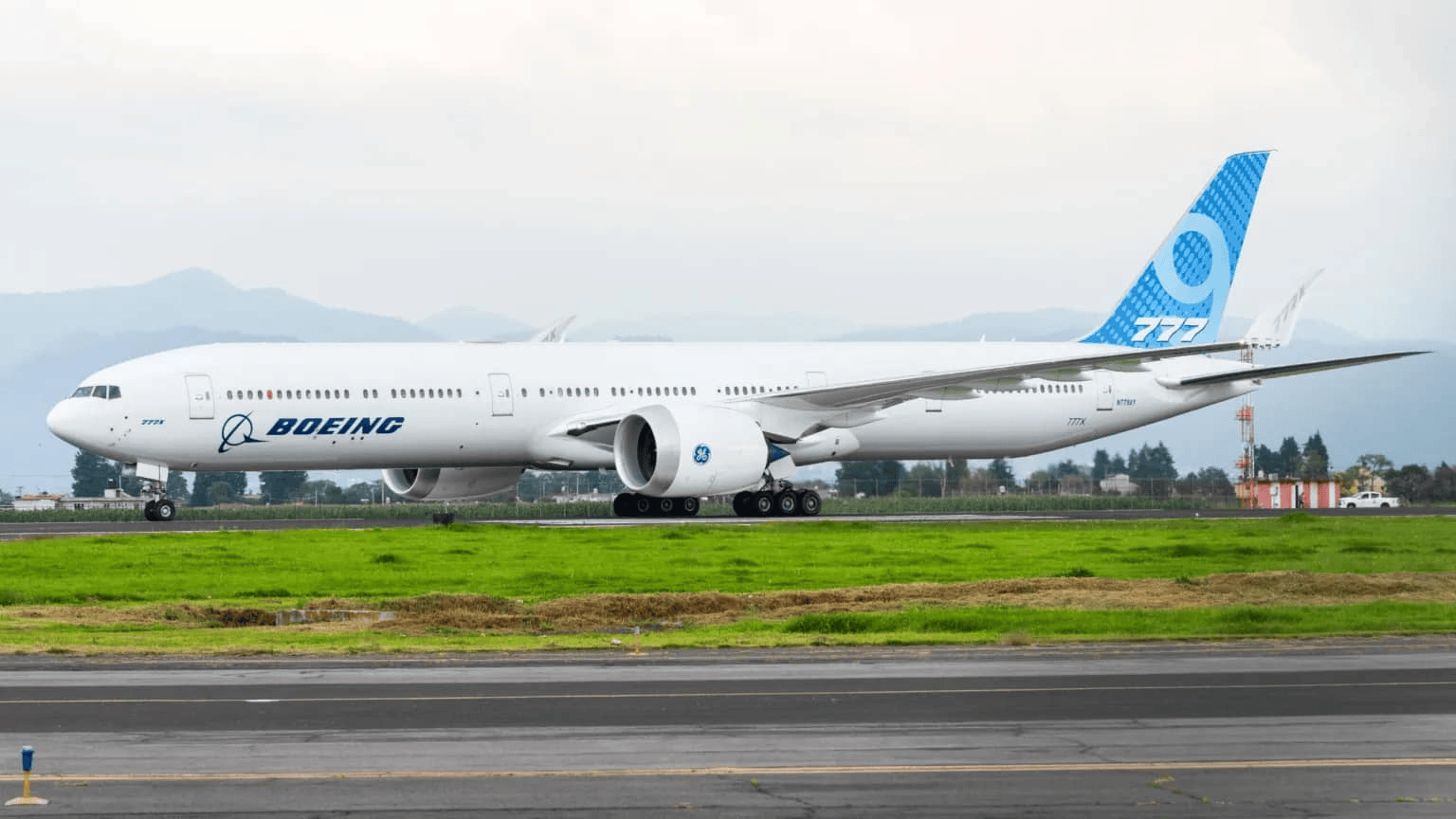 Un avión tipo Boeing 777X, desata la polémica y superstición en el Valle de Toluca y la zona norte del Estado de México