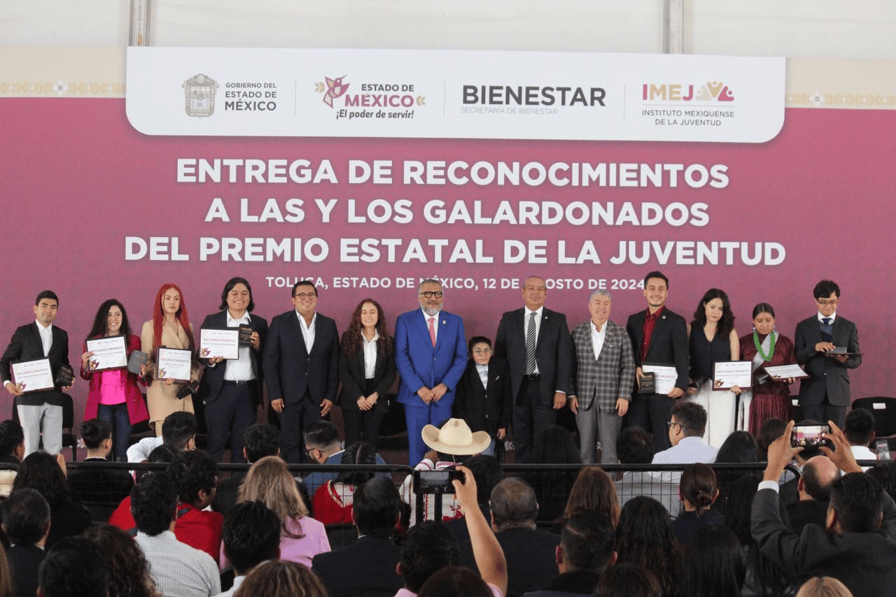 Treinta jóvenes fueron galardonados por sus aportaciones, destacando el compromiso del gobierno estatal con las nuevas generaciones.
