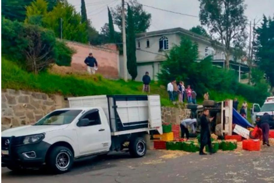 Camioneta volca en San Felipe del Progreso; cuatro personas resultan lesionadas. Exceso de velocidad causa volcadura