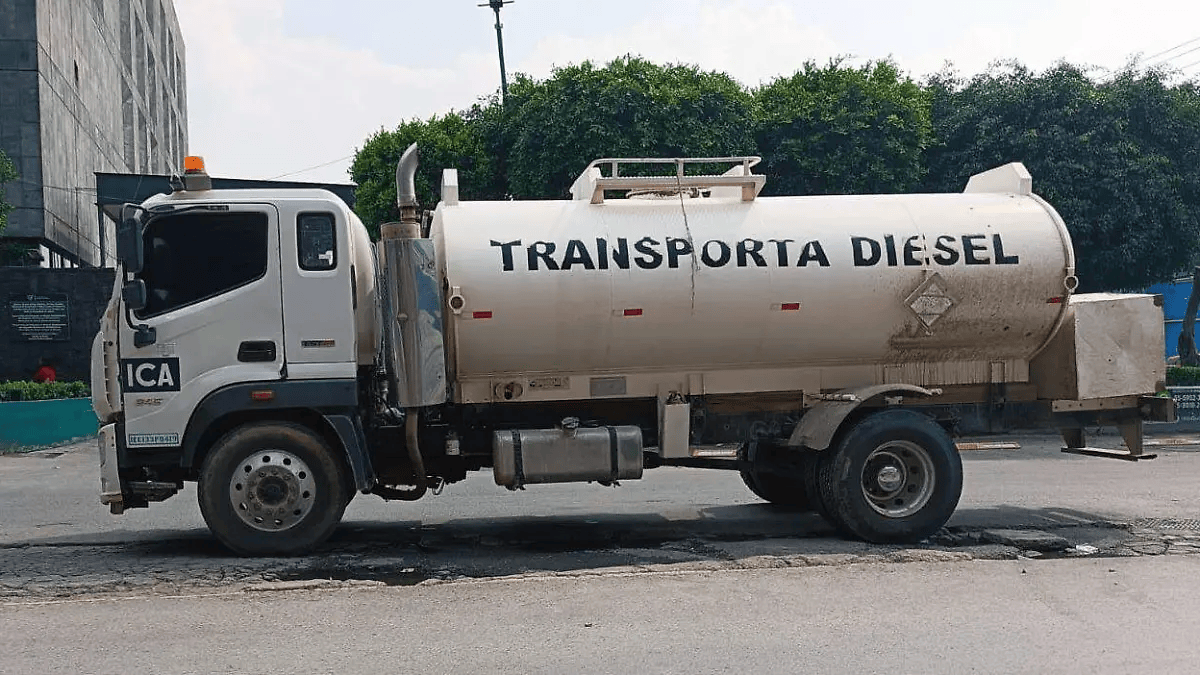 Pipa Foton blanco intervenida por robo de combustible en Edoméx