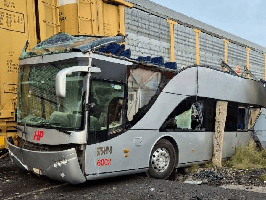 Tras el accidente de tren en Atlacomulco que dejó 10 muertos y más de 50 heridos, el conductor del autobús continúa prófugo.