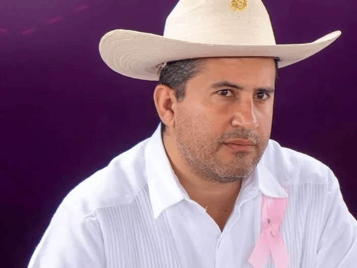 El asesinato de Carlos Manzo, alcalde de Uruapan, Michoacán, a manos de sicarios. El edil, conocido por su postura frontal contra el crimen.
