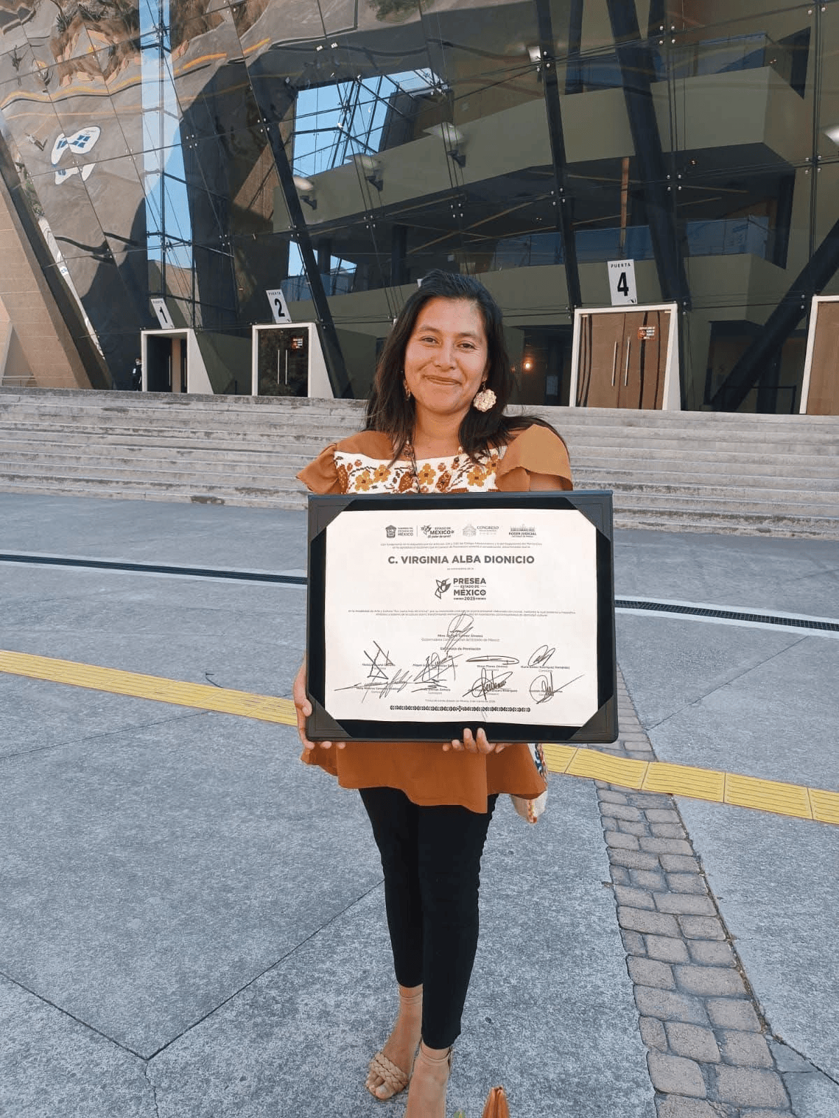 La acambayense Virginia Alba Dionicio recibe la Presea EdoMéx 2026 de manos de Delfina Gómez por su labor preservando la cultura otomí y el arte en ocoxal.